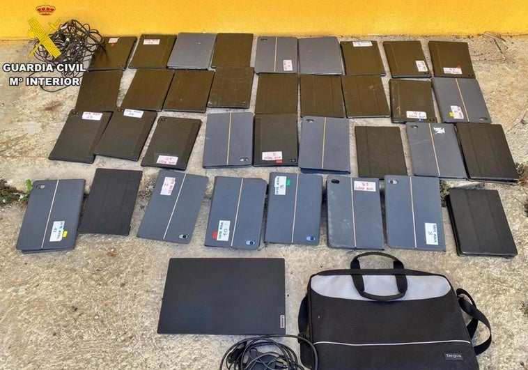 Un investigado por robar 46 tabletas, un portátil y una pantalla interactiva de un colegio de Hornachos